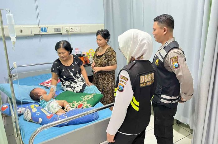 Gerak Cepat Sidokkes Polres Mojokerto Tangani Bayi Terjatuh di GOR Seni Mojopahit