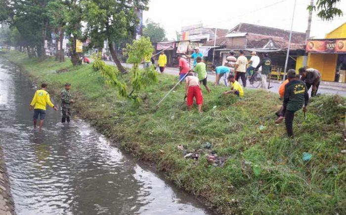 Peringati Hari Lingkungan Hidup, Puluhan Santri Jogokali di Jombang Bersih-bersih Sungai