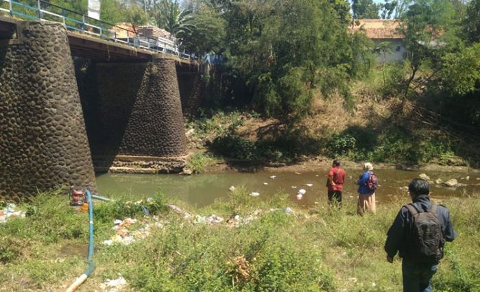 Laksanakan KKN, ​Mahasiswa Unzah Temukan Limbah Medis Berbahaya Bertebaran di Sungai Kedungrejo