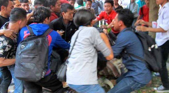 Rampas Hp di Gayungsari, Dua Pelajar SMA Dihajar Massa dan Nyaris Dibakar