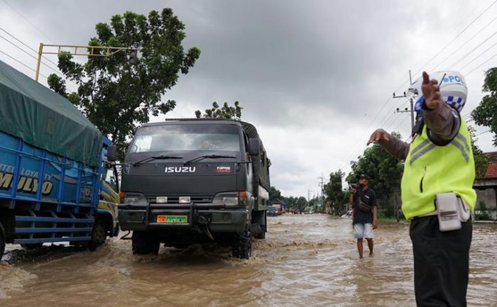 Tergenang Banjir, Arus Lalu Lintas di Bandar Kedungmulyo Jombang Dialihkan