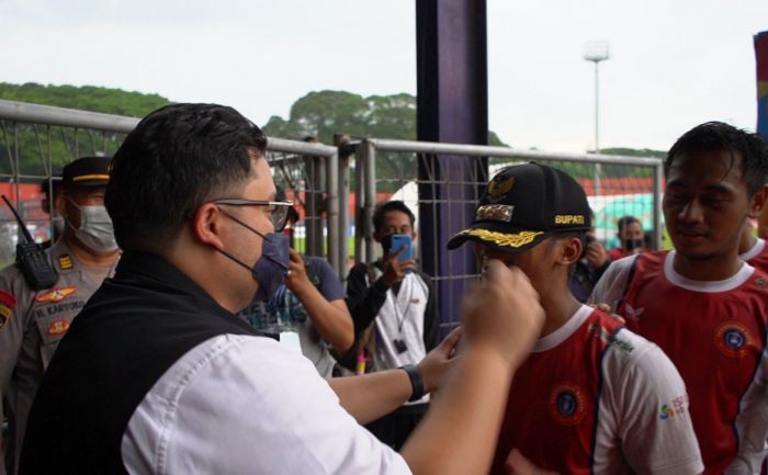 Lolos 16 Besar, Bupati Kediri Berikan Topinya untuk Kapten Persedikab