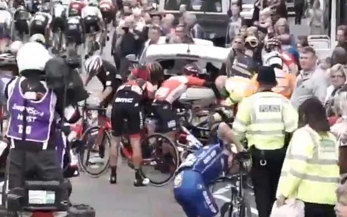 Tour of Britain Diwarnai Kecelakaan Massal Gara-gara Mobil Parkir Sembarangan