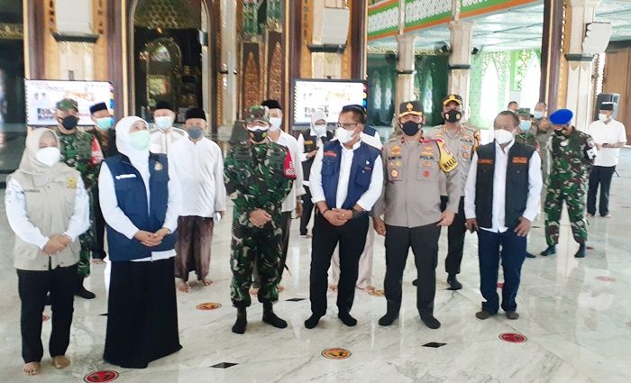 Tinjau Kesiapan Masjid Al Fattah Mojokerto, Gubernur Khofifah Ingatkan Sandal Dibawa di Samping Shaf