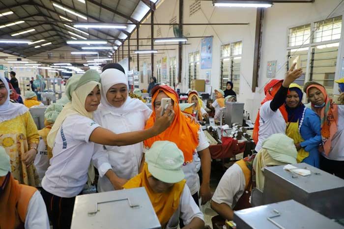 ​Khofifah Datang, Buruh Pabrik Rokok Kretek Jombang Senang