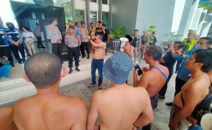 Belasan Aktivis Telanjang Dada Tolak Perubahan Perda RTRW Kabupaten Pasuruan