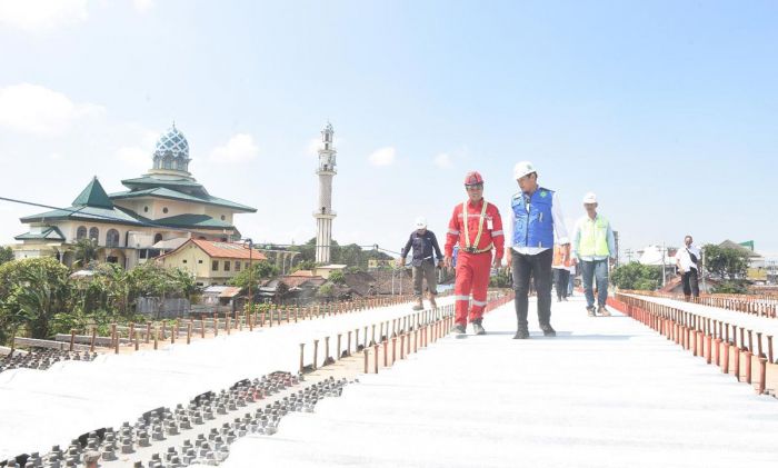 Tinjau Pembangunan Jembatan Bandar Ngalim, Wali Kota Kediri Pastikan Selesai Tepat Waktu