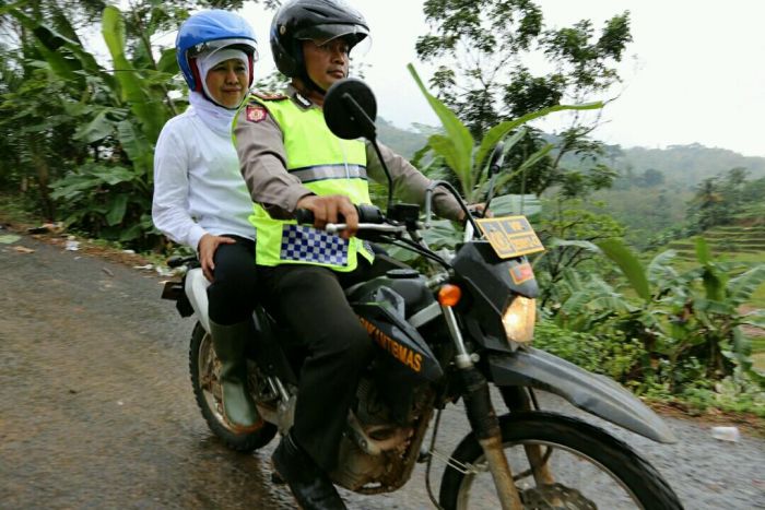 Medan Sulit, Khofifah Naik Trail Dibonceng Kapolsek Bantu Rp 60 Juta Korban Longsor Pangandaran
