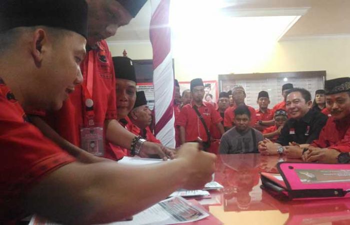 Dikawal Belasan Kader, Arief Wicaksono Kembalikan Formulir Pendaftaran Calon Wali Kota Malang