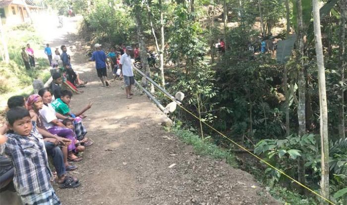 Angkut 10 Penumpang, Pick Up L300 Terguling Masuk Jurang di Sukorambi Jember