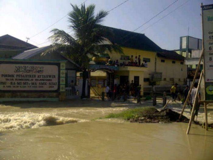 Kamar Santri PP At-Tanwir Digenangi Air Luapan Kali Sumber Desa Pandanwangi
