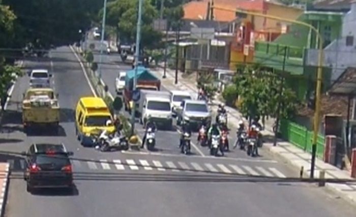 ​Lawan Arus, Mobil Ambulans Bawa Pasien Covid-19 di Banyuwangi Tabrak Pemotor
