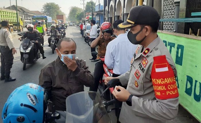 ​Hari Bhayangkara ke-74, Polres Pasuruan Bagikan 500 Masker ke Pengguna Jalan