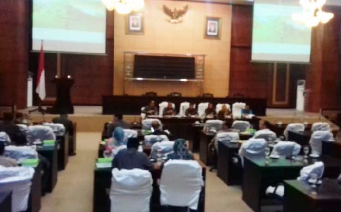 DPRD Jombang Bahas Naskah Akademik Raperda, Hadirkan Tim Ahli dari Unair dan STPD APMD Yogyakarta