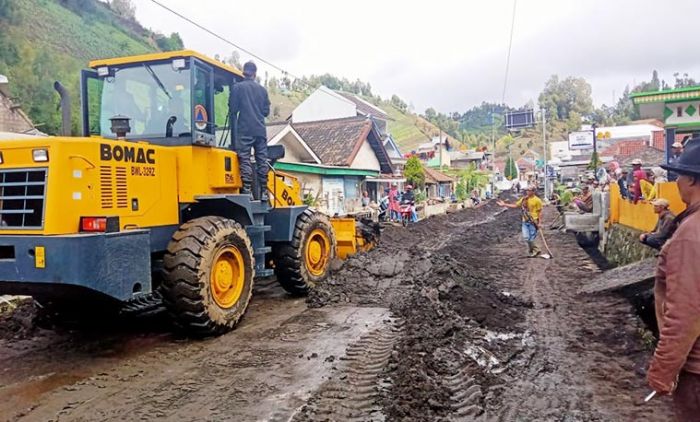 Diterjang Banjir Disertai Lumpur, Jalan di Desa Ranupani Sempat Lumpuh