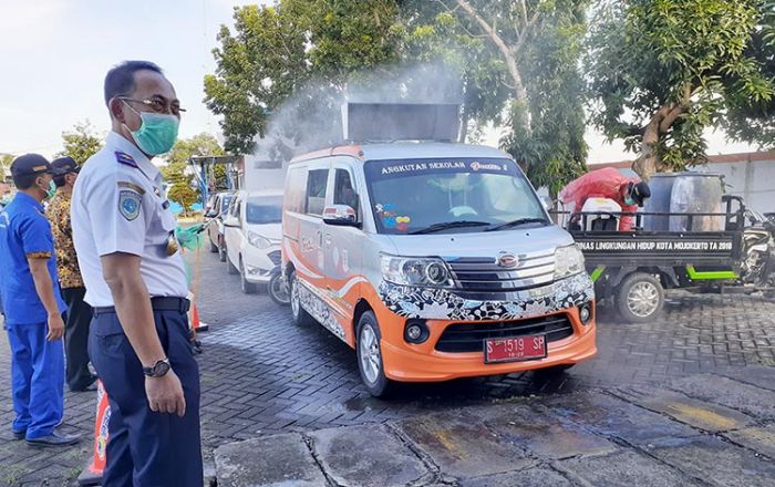 Antisipasi Covid-19, Dishub Kota Mojokerto Lakukan Penyemprotan Disinfektan ke Kendaraan Umum
