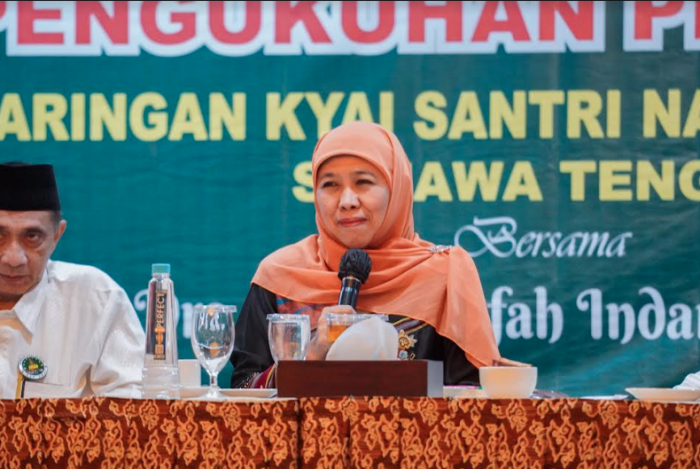 Khofifah Kukuhkan Pengurus Jaringan Kiai Santri Nasional se-Jawa Tengah