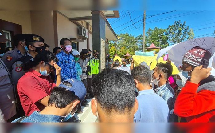 Puluhan Warga Desa Patengteng Demo DPMD, Minta TFPKD Verifikasi Ulang Bacakades