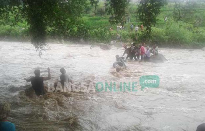 9 Wisatawan Terjebak Banjir saat Selfie di Tengah Sungai Pandan, Evakuasi Berlangsung Dramatis