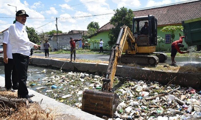 Sampah Menumpuk di Sungai, Wabup Sidoarjo Langsung Terjunkan Alat Berat