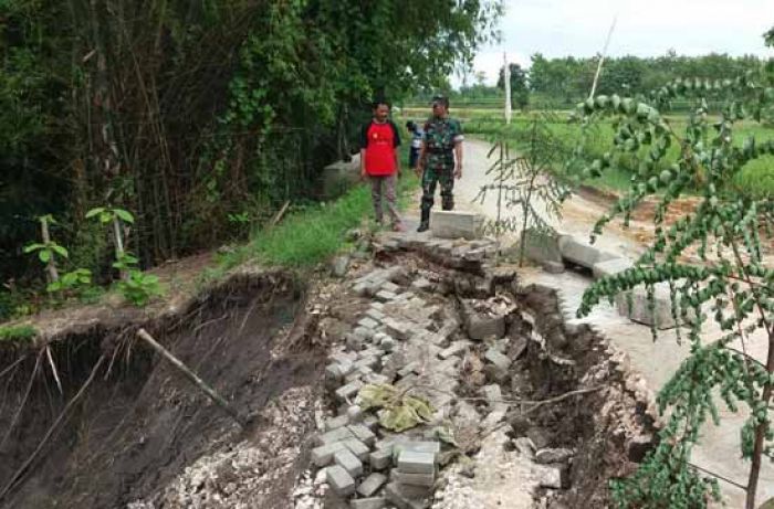 Diguyur Hujan Semalaman, Jalan Poros Desa di Purwosari Bojonegoro Longsor