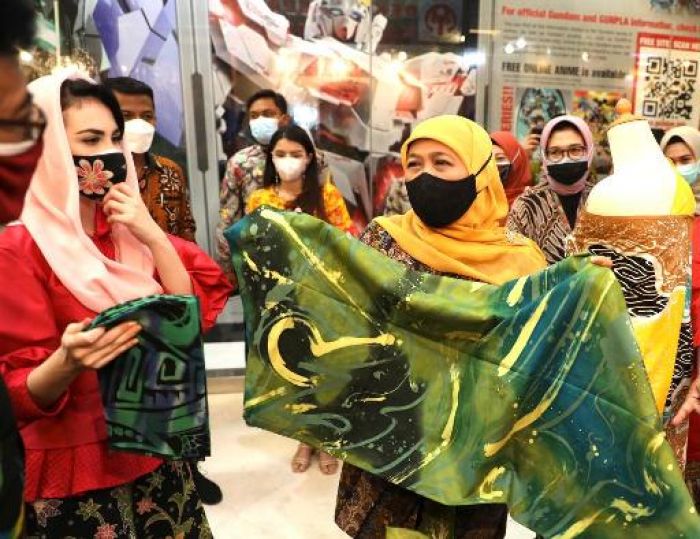 Buka Pameran Batik, Bordir & Aksesoris Fair ke-16, Khofifah: Ini Momentum Kebangkitan UMKM Jatim