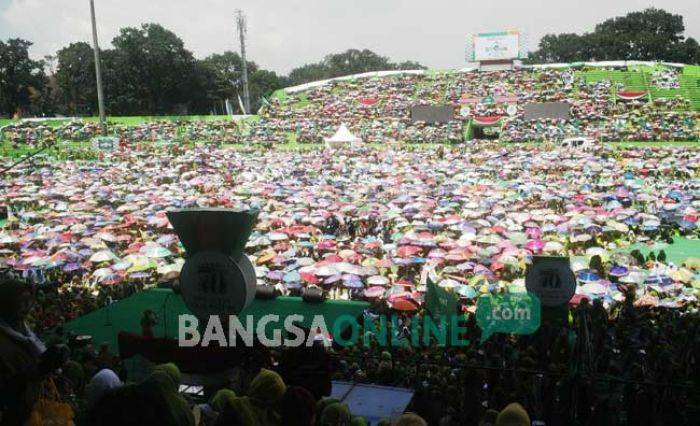 KH A Hasyim Muzadi Isi Pengajian Akbar Harlah Muslimat NU di Malang