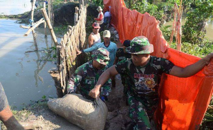 TNI Gotong Royong Bangun Tanggul Plalangan Lamongan