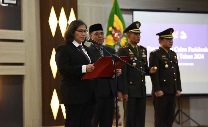 Zanariah Kukuhkan Anggota Paskibraka Kota Kediri Tahun 2024