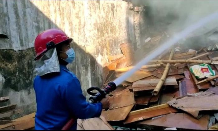 Tumpukan Material Proyek di Tuban Terbakar, BPBD Kerahkan 4 Truk Damkar