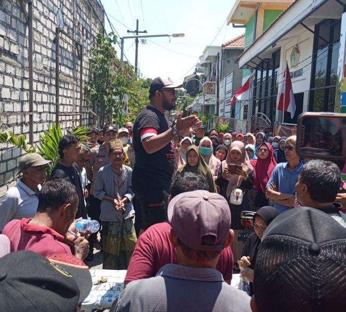 Beras dari Dana CSR Bau dan Tak Layak, Warga Desa Roomo Gresik Demo Kades