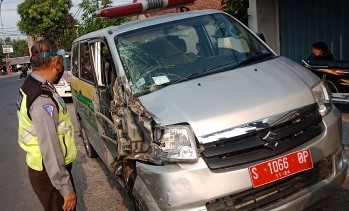Disenggol Tronton, ​Mobil Siaga Desa Plandaan Jombang Ringsek