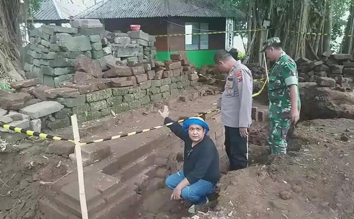 Warga Sukoreno Pasuruan Temukan Candi di Pemakaman Umum Desa
