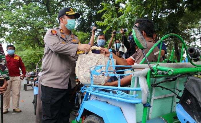 Sepi Penumpang, Puluhan Tukang Becak di Jombang Dapat Sembako dari Polisi