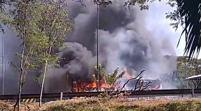 ​Bus Akas Habis Terbakar di Tol Sidoarjo