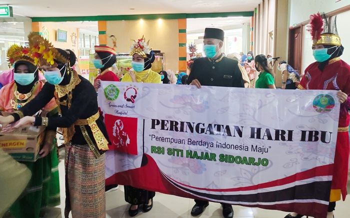 Peringati Hari Ibu, Nakes RSI Siti Hajar Sidoarjo Bagikan Masker ke Pengunjung Wanita