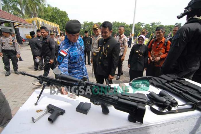 Jelang Natal dan Tahun Baru, Polisi Pamerkan Alutsista di Alun-Alun Jombang
