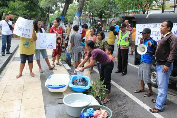 Sebulan Mampet, Puluhan Warga Tumenggungan Lamongan Demo PDAM