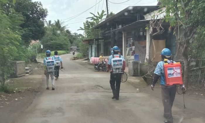 Peduli Pencegahan Covid-19, DPC Partai Demokrat Trenggalek Keliling Kecamatan Semprot Disinfektan