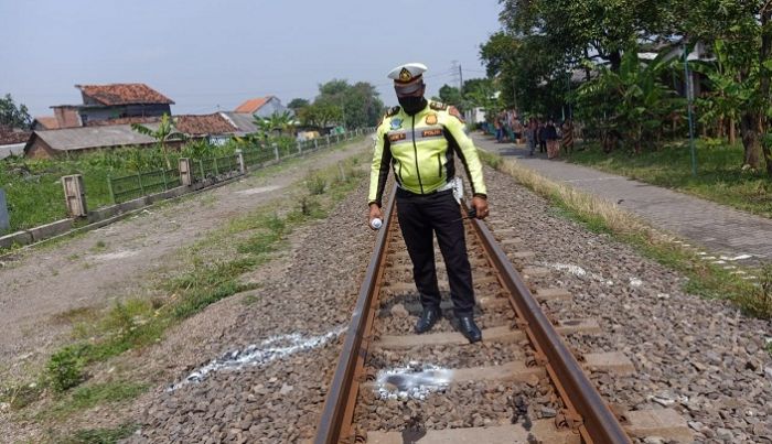 Nekat Terobos Lintasan KA, Pemuda Surabaya Tewas Ditabrak Kereta