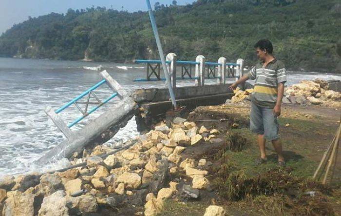 Diterjang Ombak Pantai Sine, Pagar TPI Jebol