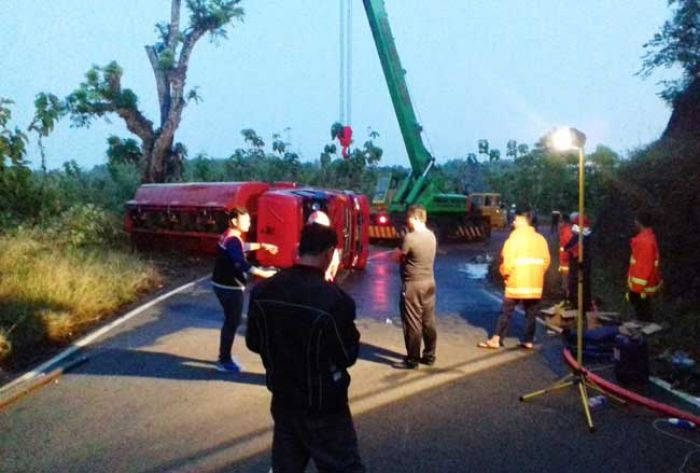 Terguling Sejak Kemarin Sore, Truk Tangki BBM di Pacitan Baru Bisa Dievakuasi Pagi Tadi