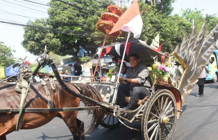 Ikuti Parade Budaya Tosaren Tradisional Fenomenal, Wali Kota Kediri Naik Delman