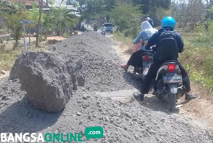 Rusak Parah dan Tidak Ada Perhatian, Warga Batu Marmar Tutup Akses Jalan Empat Desa