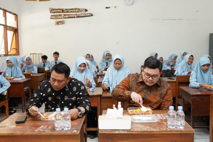 Dipimpin Doa Siswa, Bupati Kediri Ikut Cicipi Hidangan Uji Coba Makan Siang Gratis