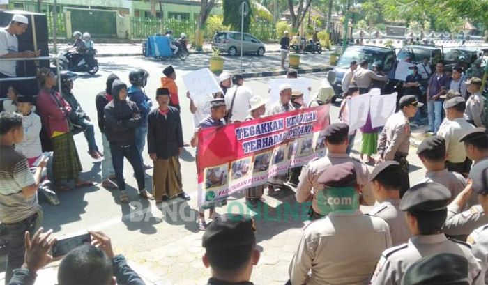 Paguyuban Petani dan Bandul Tembakau di Pamekasan Demo ke Kantor Bupati