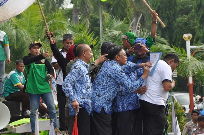 Didemo Ribuan Buruh, Sambari Revisi Usulan UMK Gresik 2017 Jadi Rp 3,7 Juta