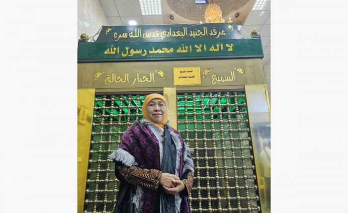 Khofifah Terima Hadiah Selendang Kiswah saat Ziarah Makam Ahli Tasawuf Dunia di Baghdad