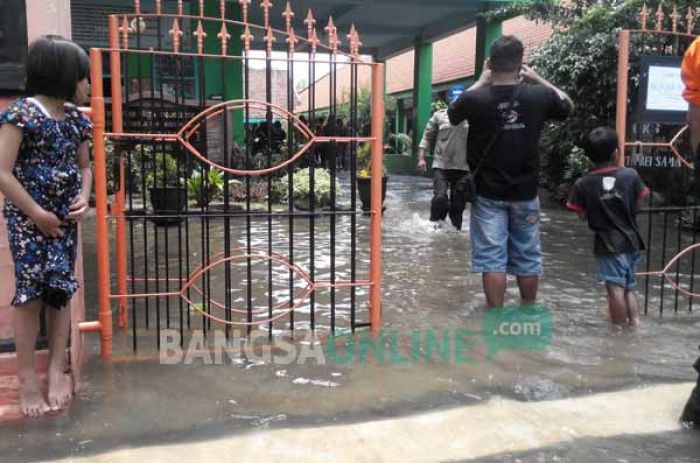 Banjir Luapan Kali Sadar Sentuh 3 Kecamatan, Warga Mulai Krisis Air Bersih dan Gatal-gatal