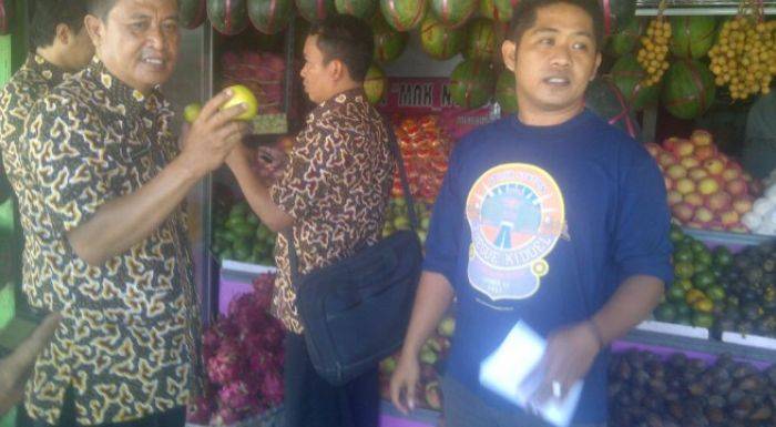 Cegah Apel Impor, Disperindagtam Sampang Sidak Pasar Buah